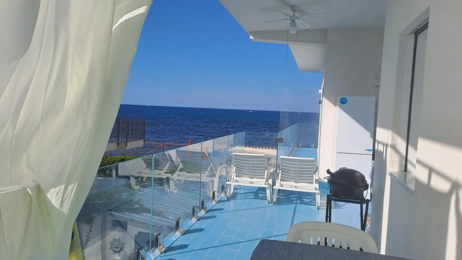Guest house Blue Life, Sea-Luxury Rooms On The Beach Between Palermo And Cefalu' Casteldaccia